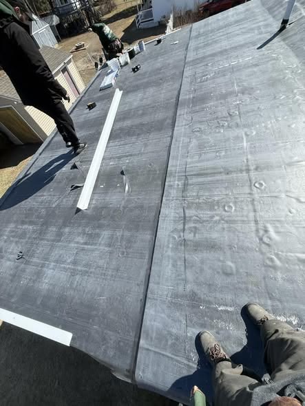 Rolling out the EPDM membrane